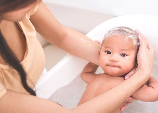 perkembangan bayi, tahun pertama, perkembangan motorik bayi, tahapan perkembangan bayi, tonggak perkembangan bayi , Bunda, si Kecil